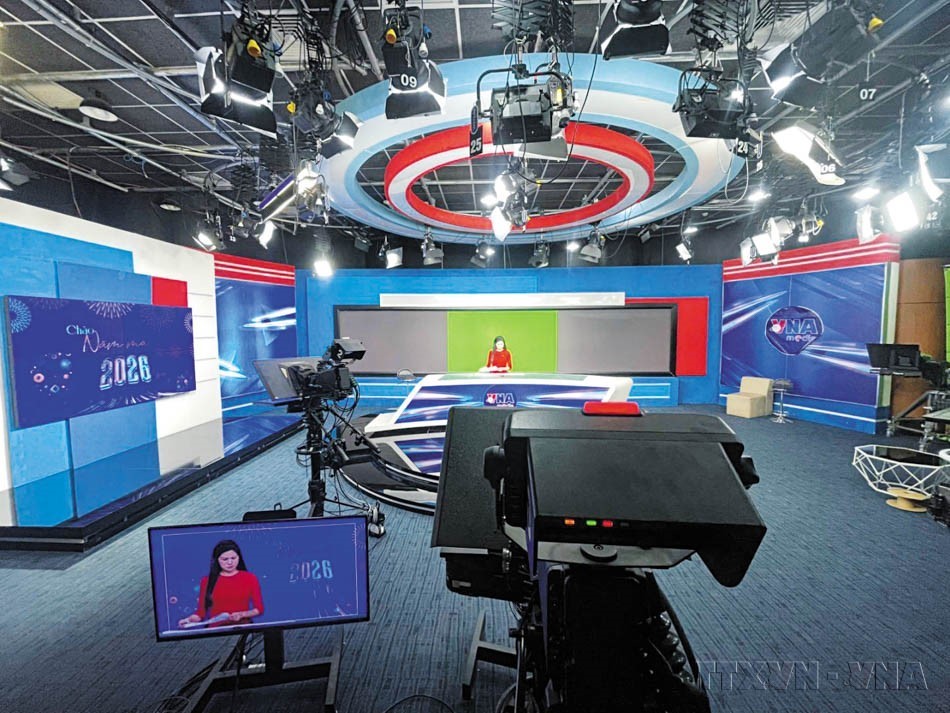 Ê kíp tổ chức sản xuất livestream “Chào năm mới 2026” tại trường quay 33 Lê Thánh Tông - Hà Nội. (Ảnh: TTXVN)